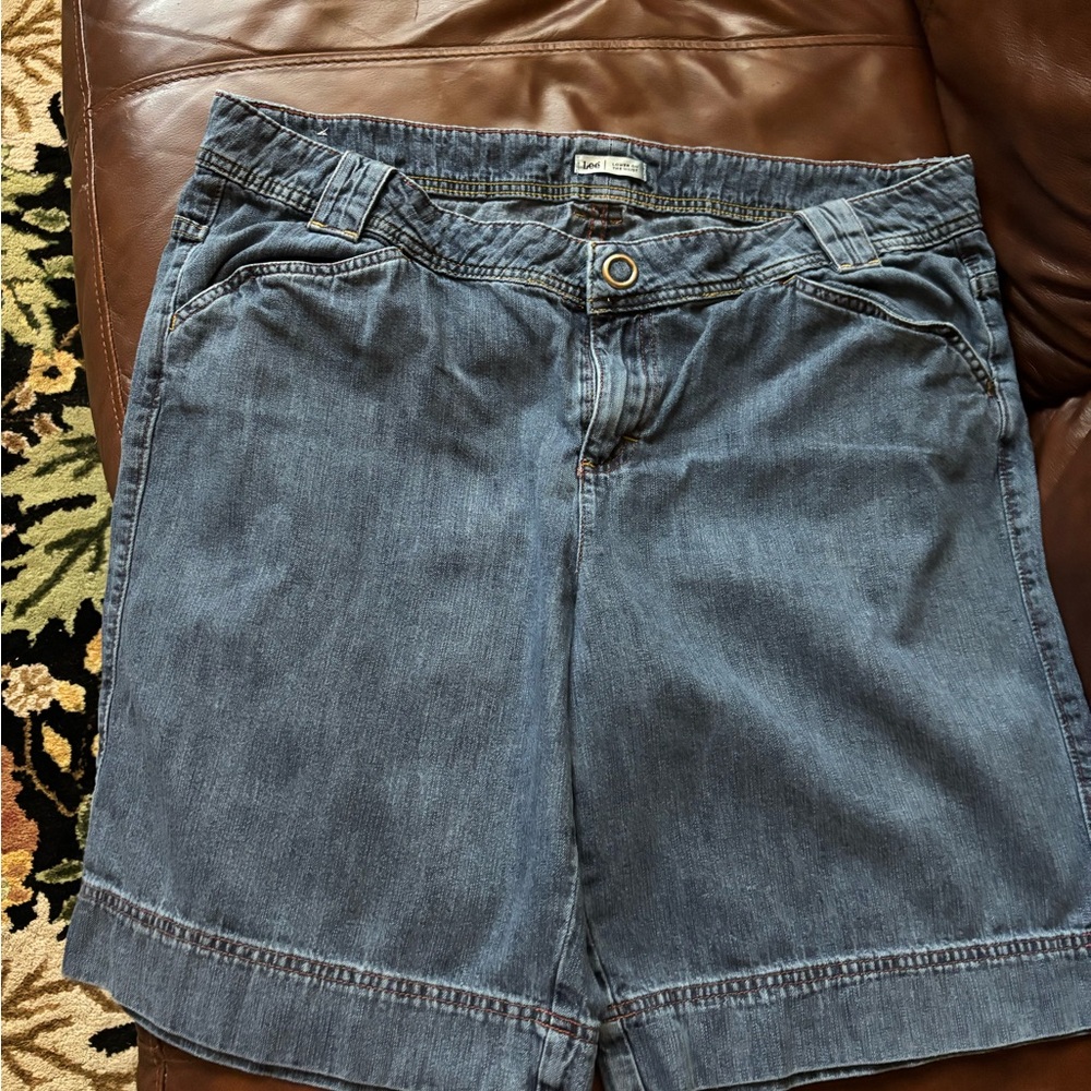 Like New Ladies Lee Denim Shorts 18M